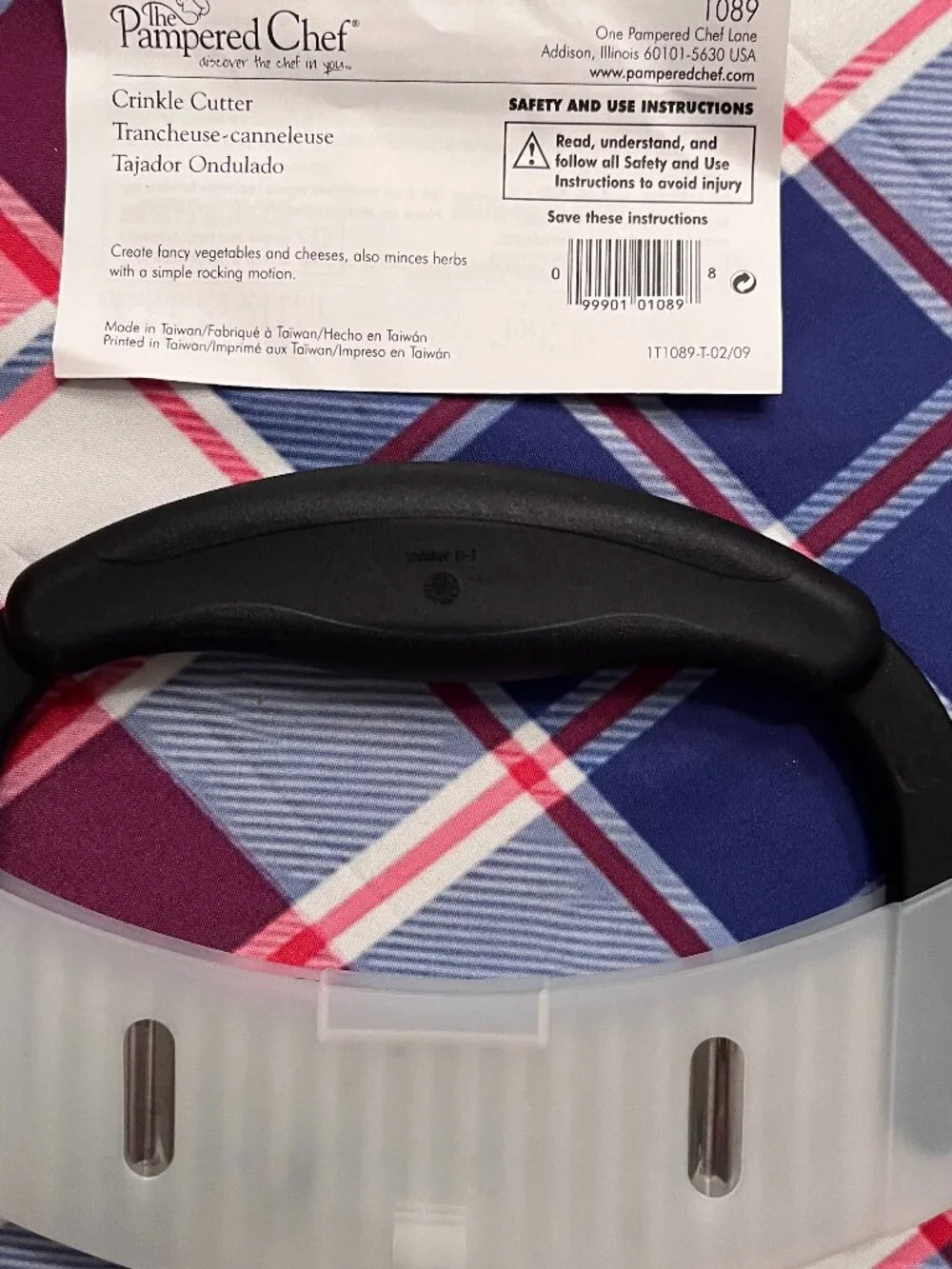 Pampered Chef Crinkle Cutter #1089 with Blade Guard - New Condition